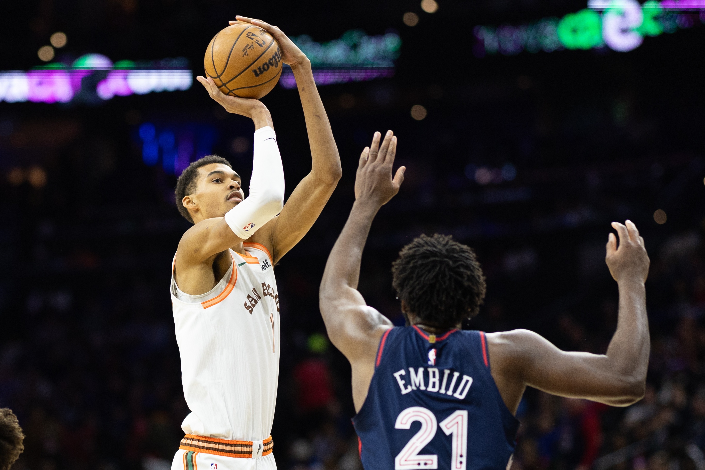 开云Kaiyun官网入口-大帝VS外星人！恩比德此前两战文班保持全胜 前者擅攻后者能防